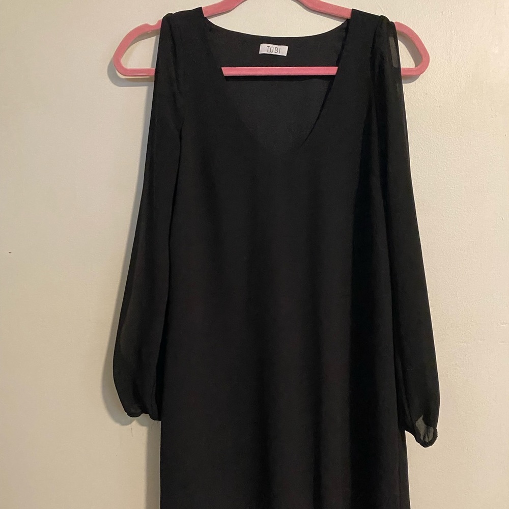 Tobi black v neck shift dress with cutout sleeves